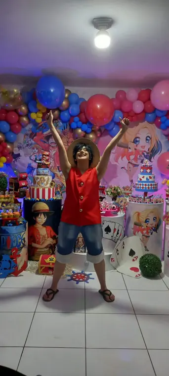 Luffy de One Piece em festa