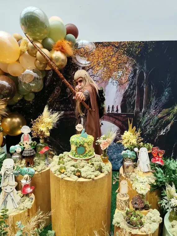 Legolas com arco em festa tema O Senhor dos Anéis