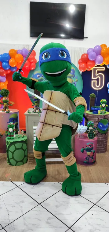Tartaruga Ninja Leonardo com as espadas em festa infantil