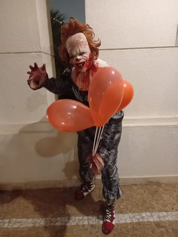Pennywise com balão vermelho