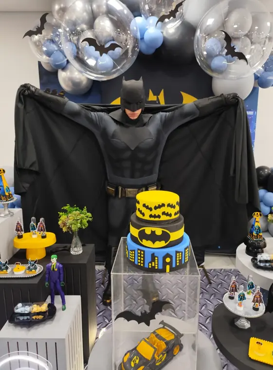 Batman de capa aberta em festa
