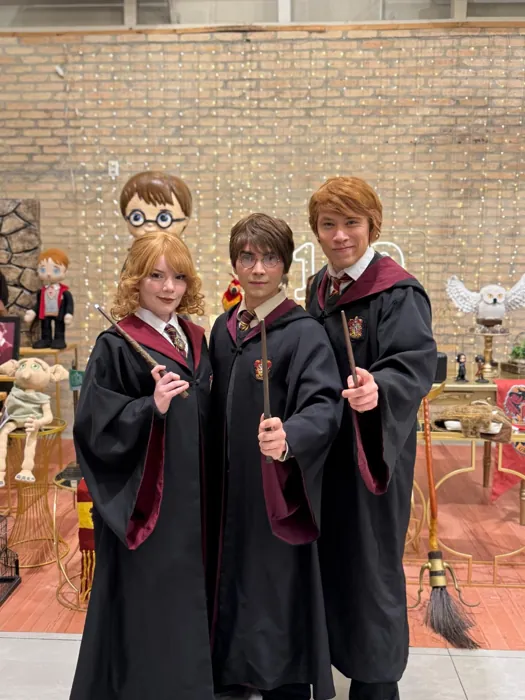 Harry Potter, Hermione e Rony em festa