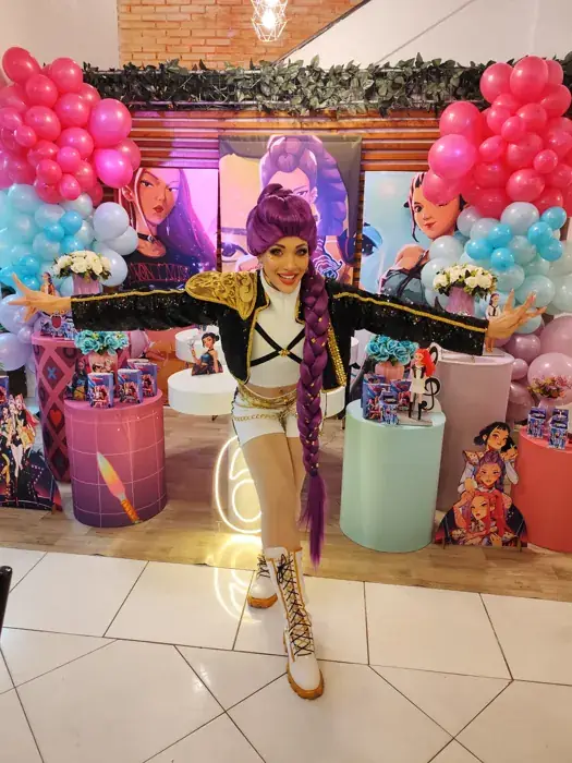 Guerreira do K-Pop de trança roxa em festa