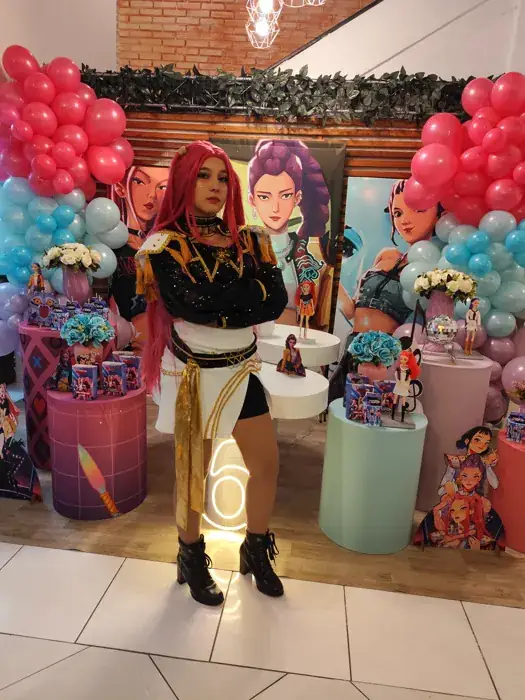 Guerreira do K-Pop de cabelo vermelho em festa