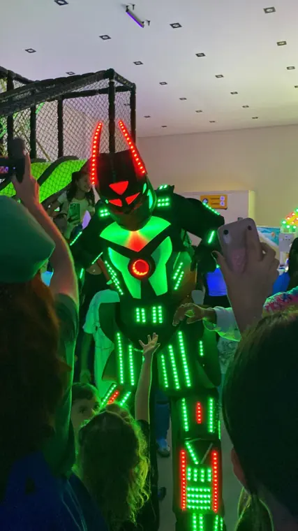 Robô de LED dançando entre as crianças