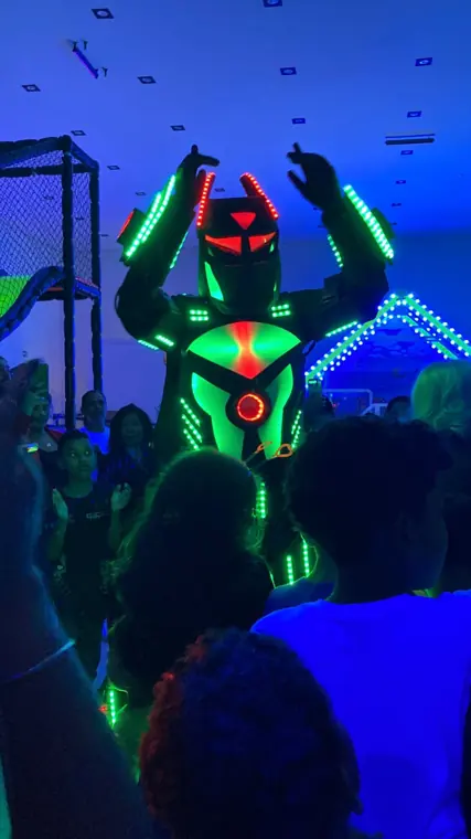 Robô de LED em festa