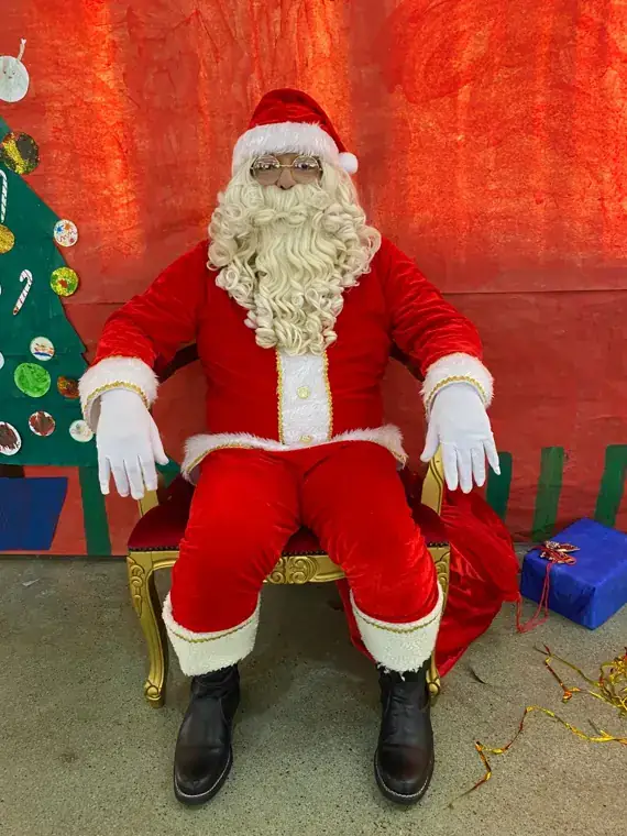 Papai Noel no trono com árvore de Natal