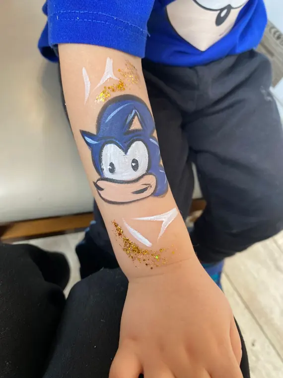 Pintura de Sonic com glitter no braço