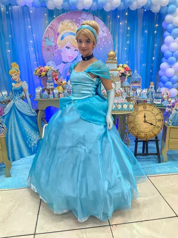 Cinderela em festa de princesas