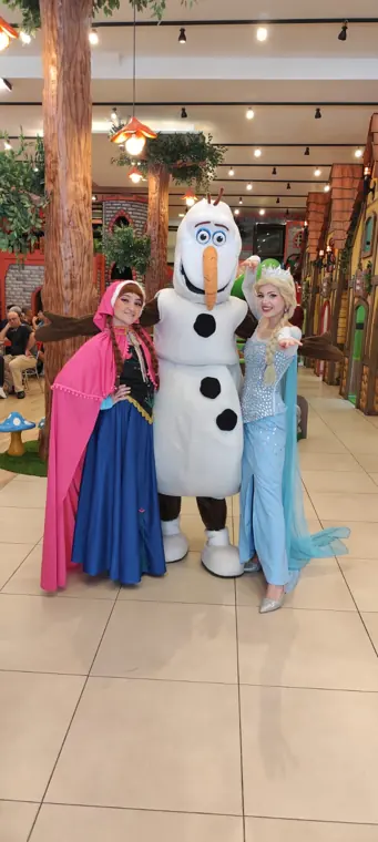 Elsa, Anna e Olaf em festa Frozen