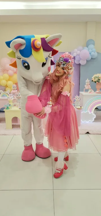 Princesa do Unicórnio com o unicórnio em festa infantil